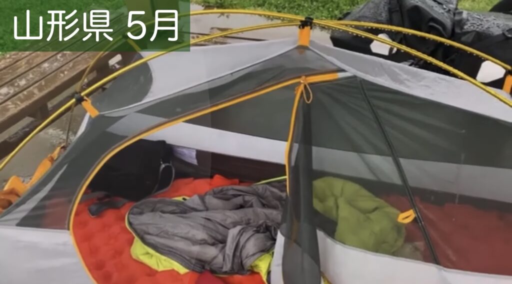 雨で濡れたテント