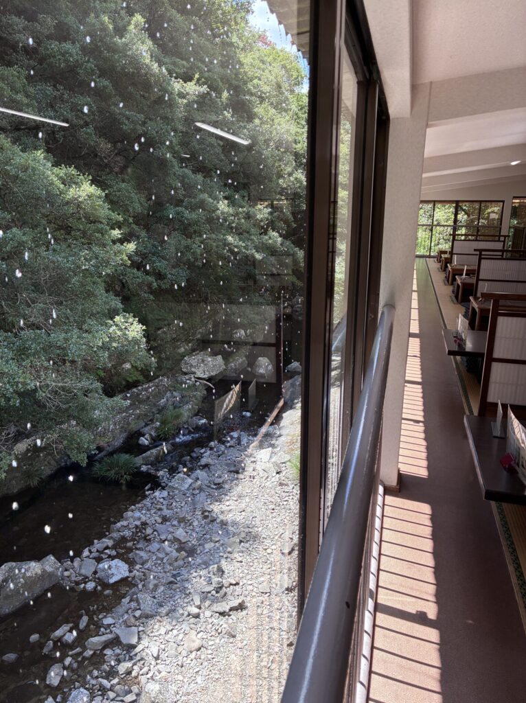 川沿いのお店