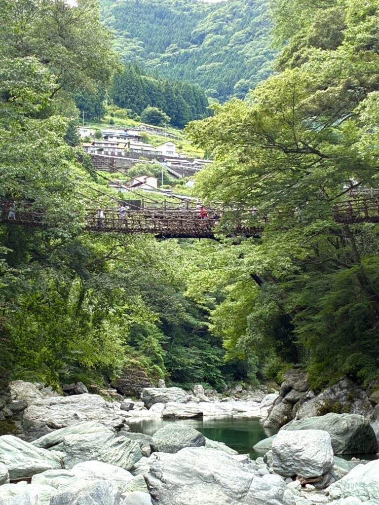 下から見る橋